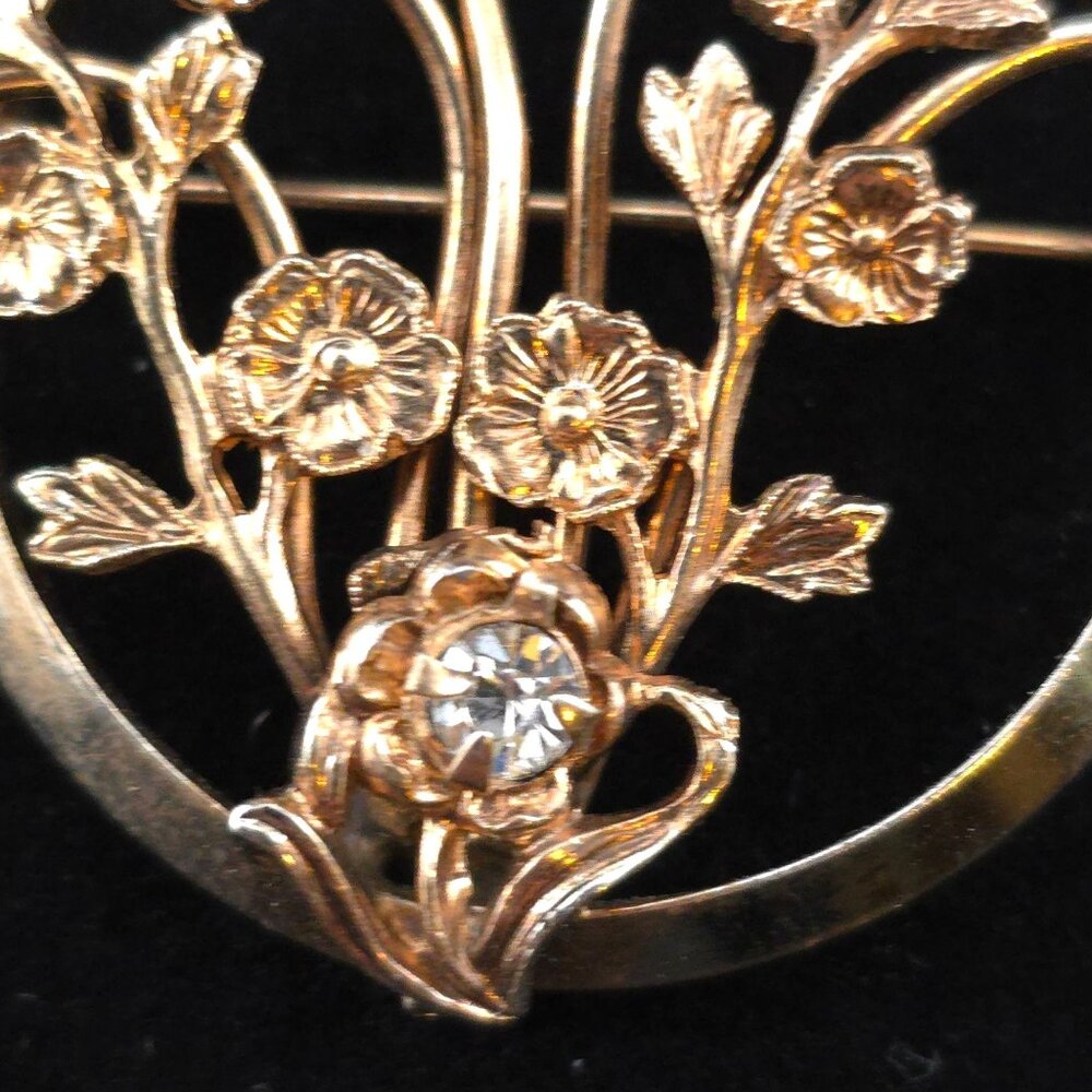Vintage Rhinestone Gold Tone Floral Brooch Pin With Intricate Flower Design - Picture 4 of 12
